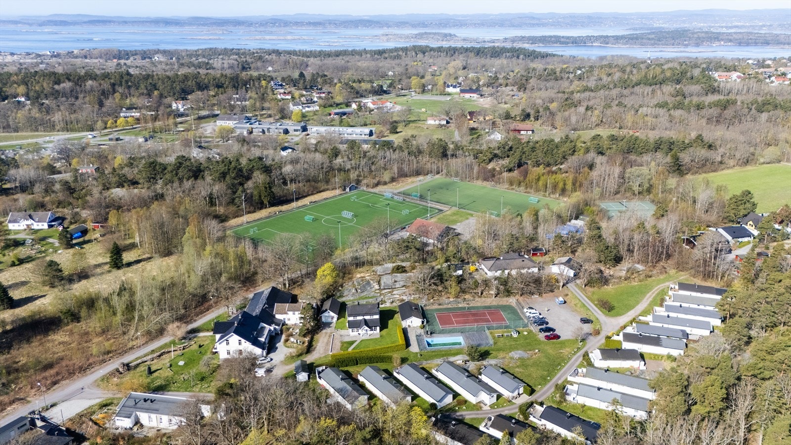 Oversikt over det barnevennlige området med fellesarealer og idrettsanlegg. Galleribilde