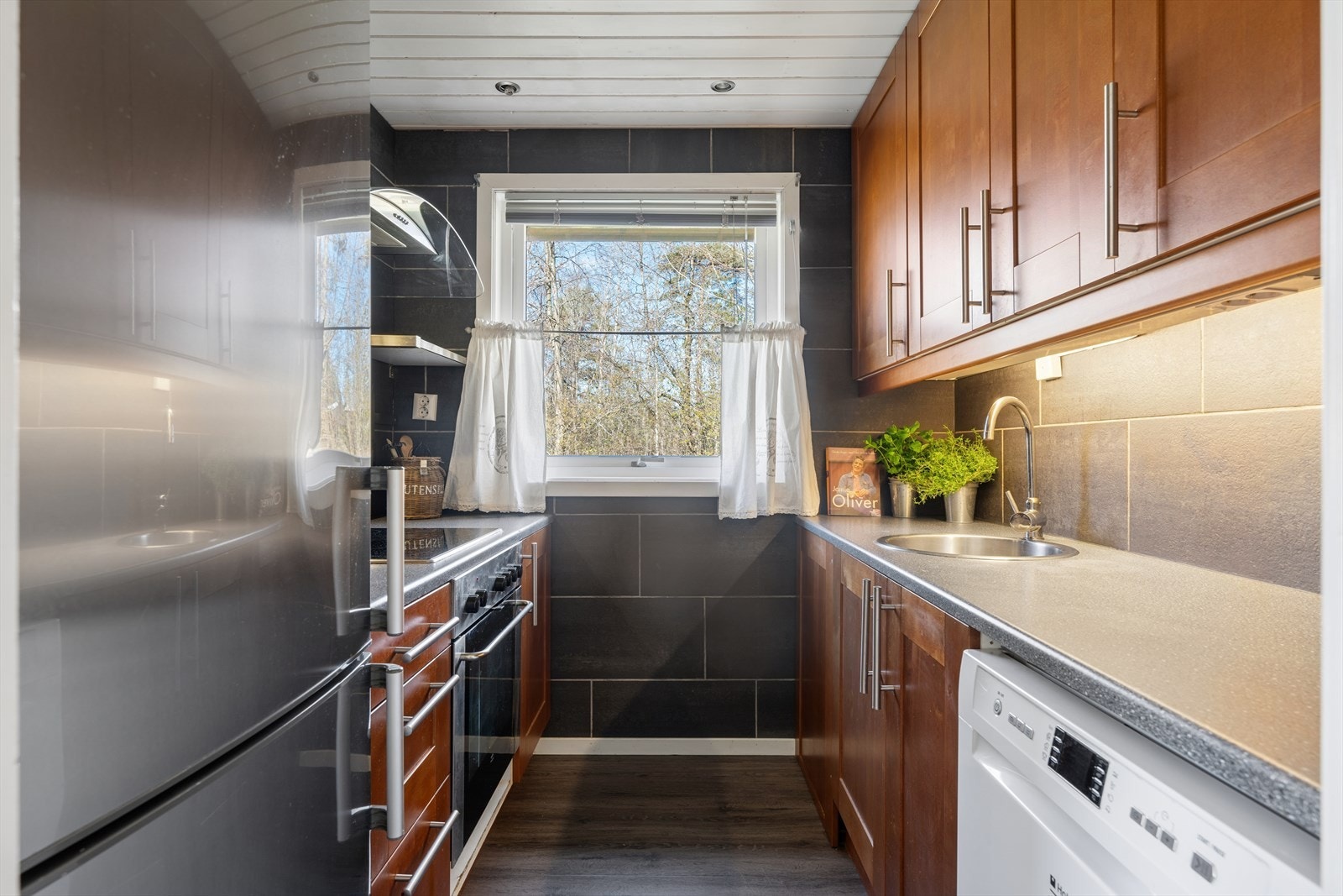 Kjøkkenet er praktisk innredet og utstyrt med platetopp, komfyr, oppvaskmaskin, fryse/kjøleskap og kaffemaskin som medfølger i handelen. Galleribilde