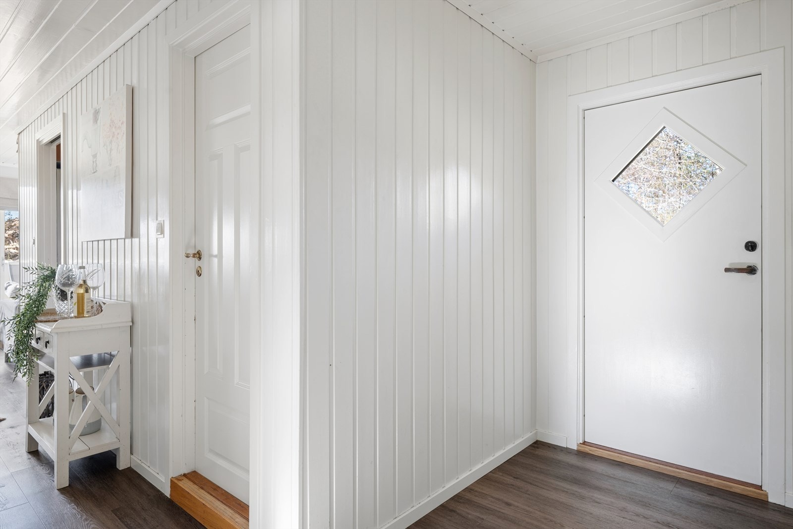Lys entré som gir tilkomst til alle innvendige rom. Like ved ytterdøren er det også tilkomst til utvendig bod. Galleribilde
