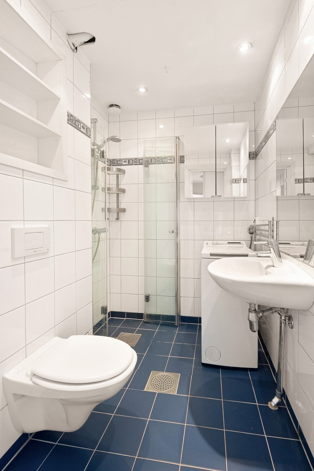 Badet ble pusset opp i 2010 med fliser og elektriske varmekabler i gulvet. Det har vegghengt toalett, servant med speil og speilskap, dusjhjørne med glassdører og opplegg for vaskemaskin. Galleribilde