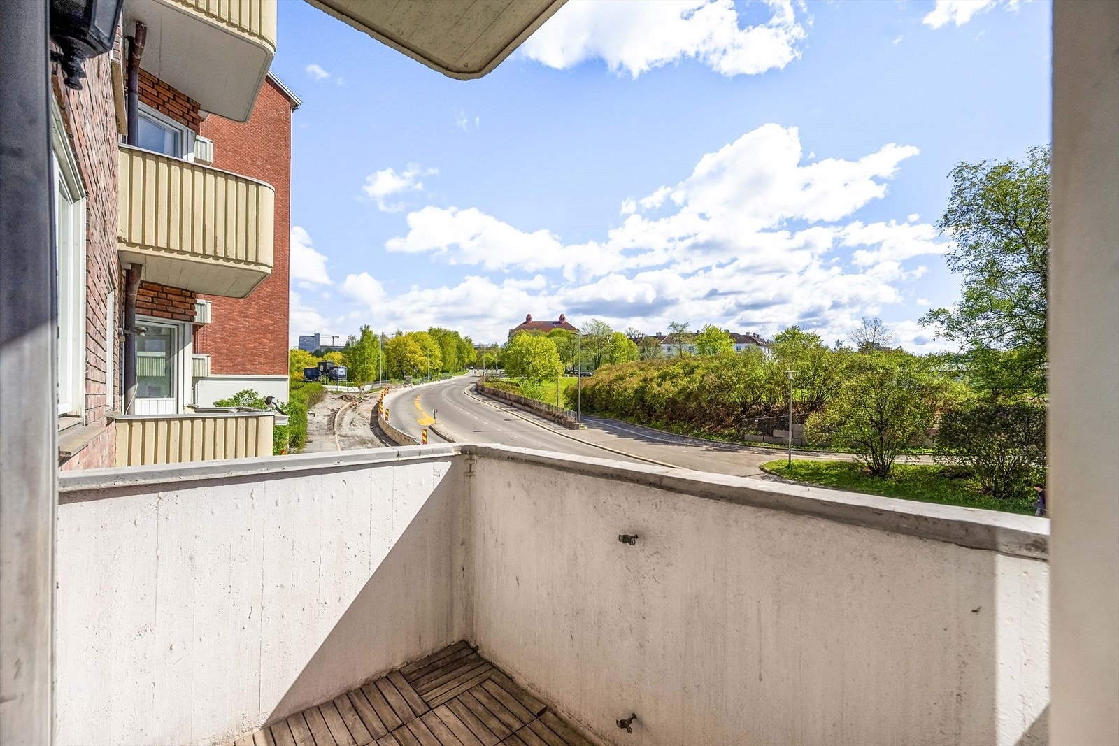 Fra stuen er det utgang til en sørøstvendt balkong på 2 m². Galleribilde