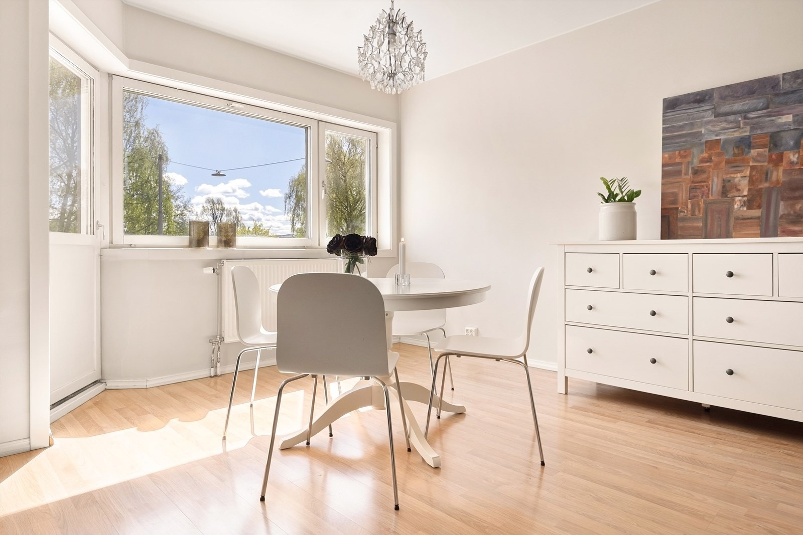 Et trivelig oppholdsrom som egner seg like godt til avslapning som sosiale sammenkomster. Galleribilde
