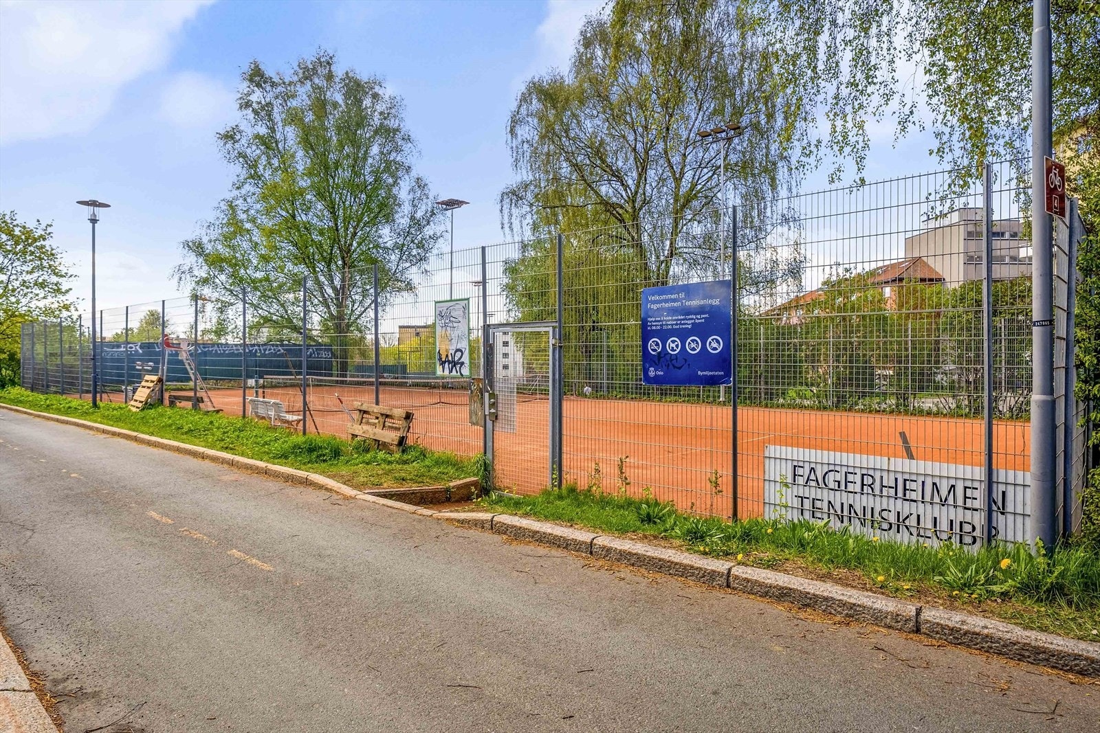 I nærområdet finnes det flere idrettsanlegg som f.eks. Fagerheim tennisanlegg med flere tennisbaner på samme sted. Galleribilde