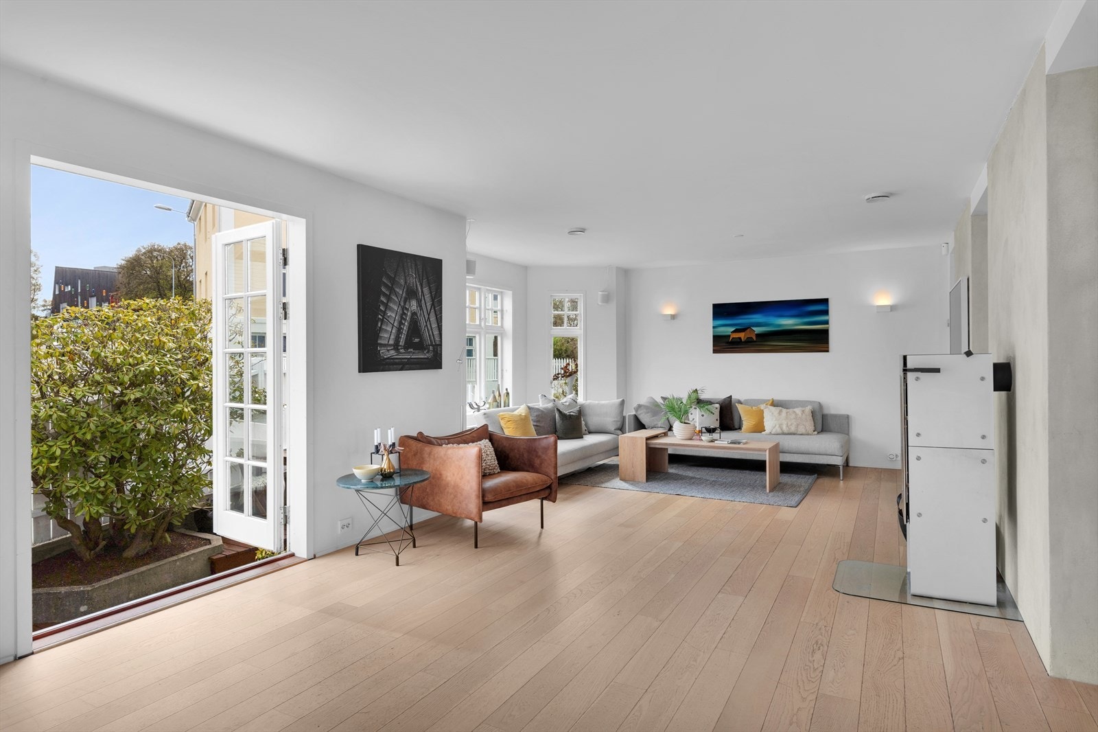 Stue - tofløyet dør til terasse som kobler utemiljø og innemiljø på en elegant måte Galleribilde