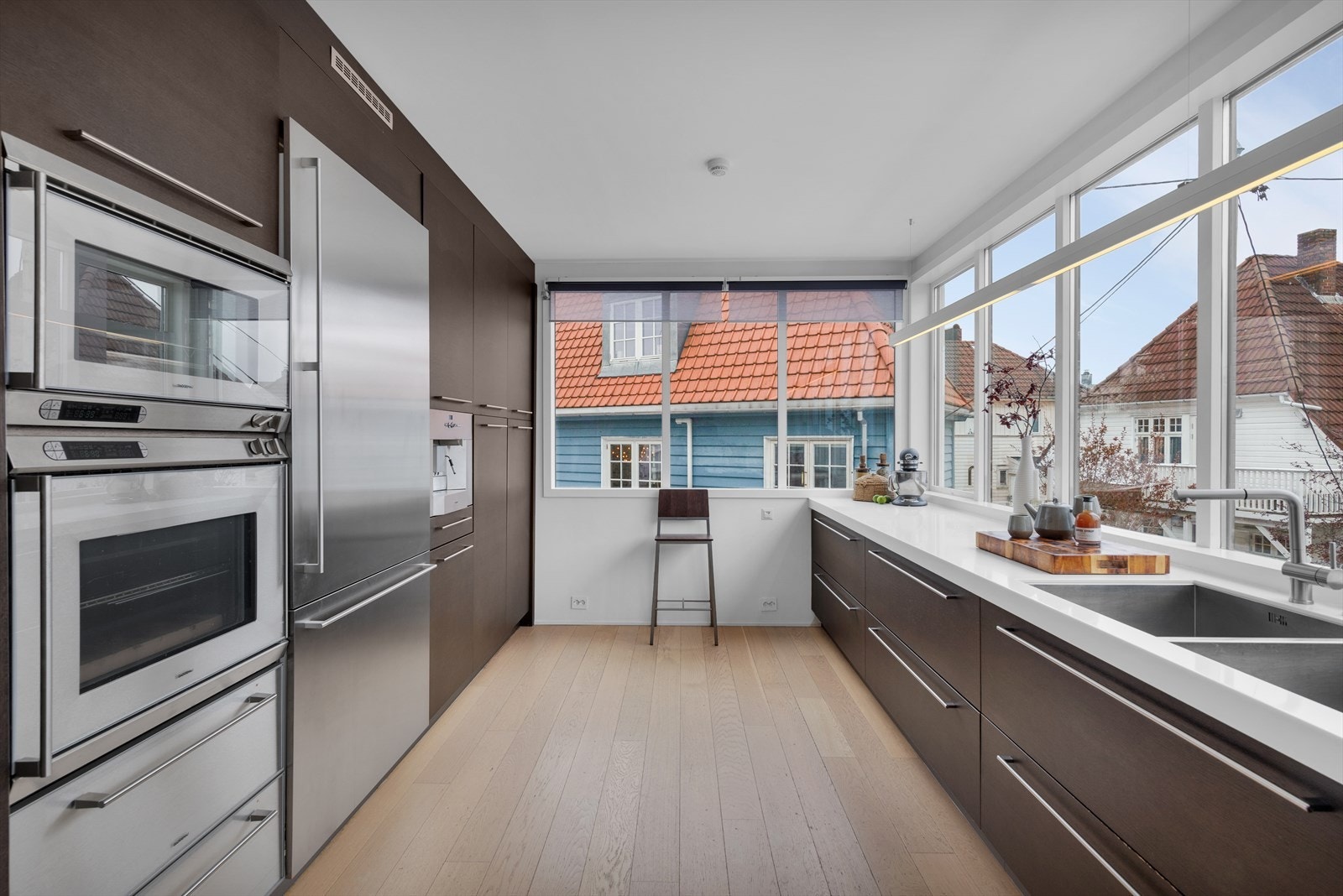Kjøkken - Gaggenau innebyggede hvitevarer (70 cm bredde steikeovn, dampovn og 2 store varmeskuffer). Gassbluss, stor 5 platet induksjonstopp, innebygget kaffemaskin og stort kjøleskap og frys Galleribilde