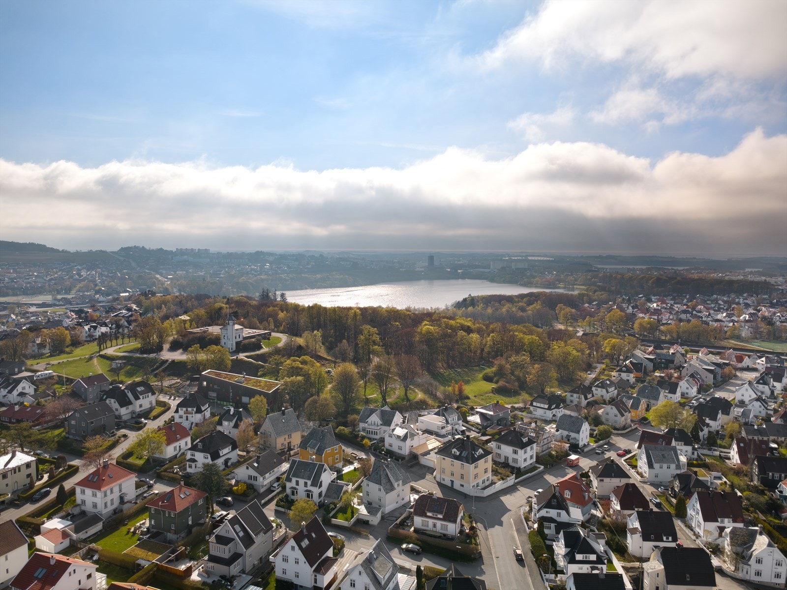Luftfoto - boligen har en flott beliggenhet, med kort vei til det aller meste Galleribilde