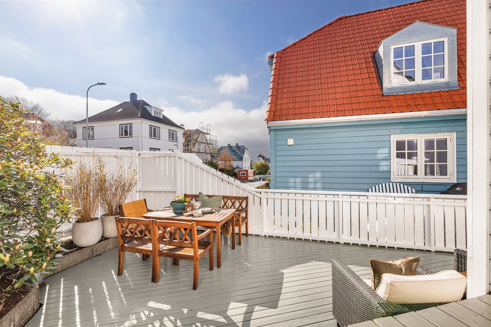 Terrasse - boligen har en rekke uteområder som sikrer gode solforhold Galleribilde