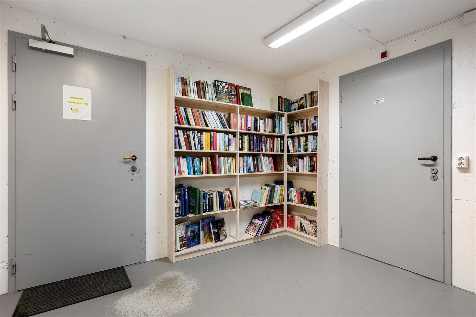 Leiligheten disponerer en utvendig bod. Borettslaget har også fellesarealer som dette minibiblioteket. Galleribilde