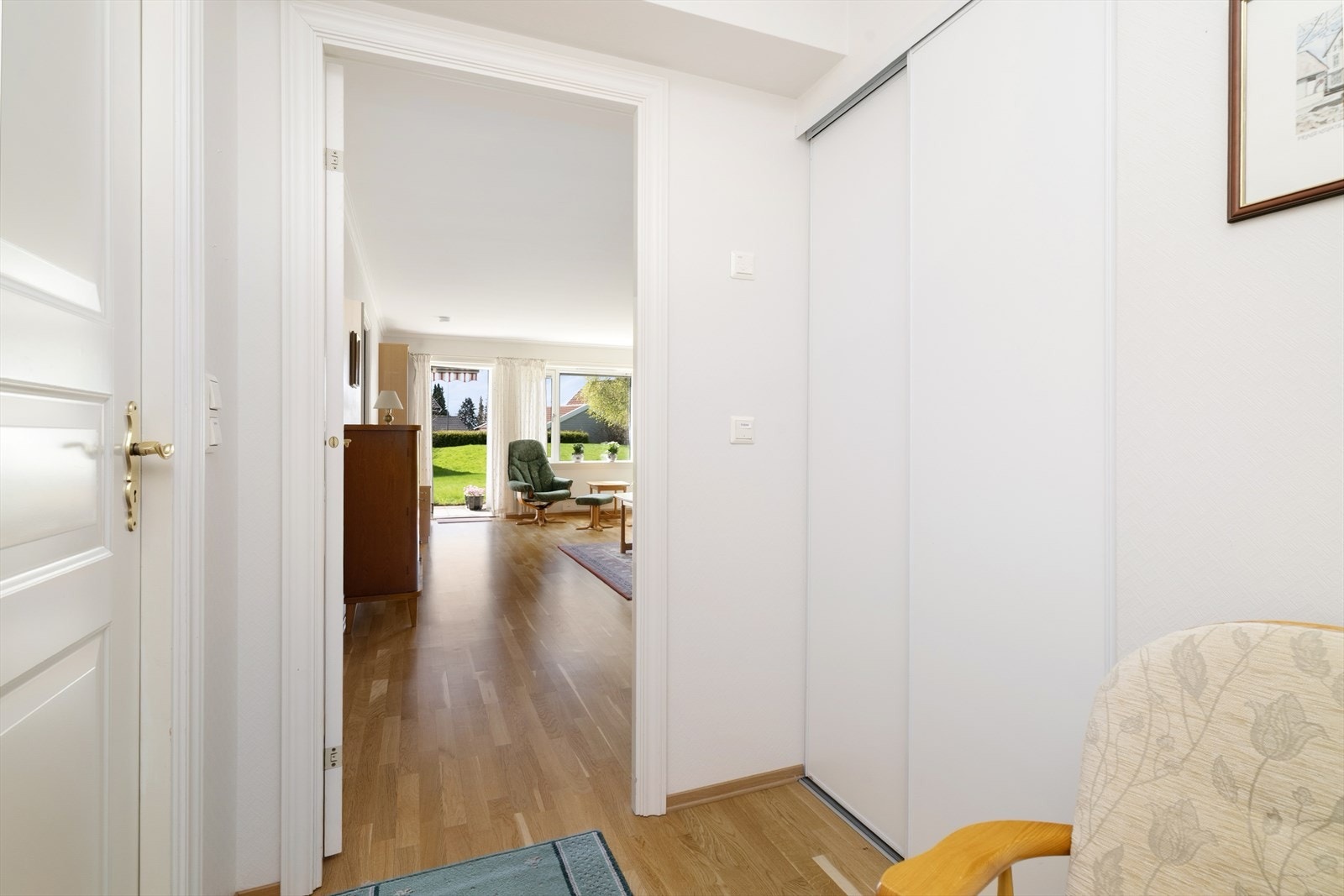 Fra entréen åpner leiligheten seg opp mot stuen. Gulvene er belagt med parkett. Galleribilde