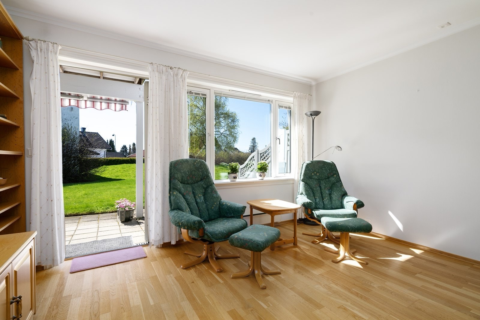 Fra stuen er det direkte utgang til en romslig, hellelagt terrasse på bakkeplan. Galleribilde