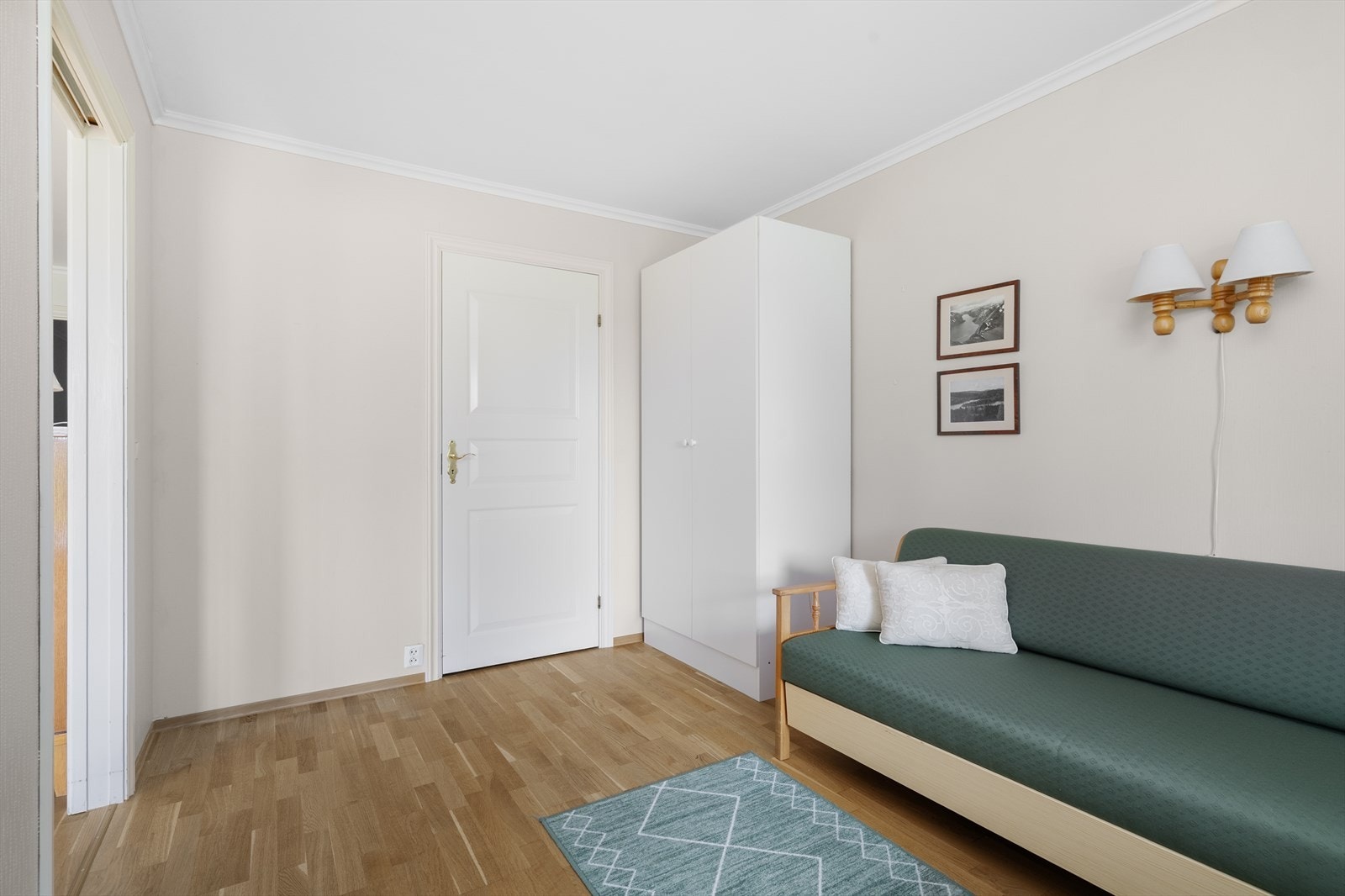 Rommet oppvarmes med panelovn. Galleribilde