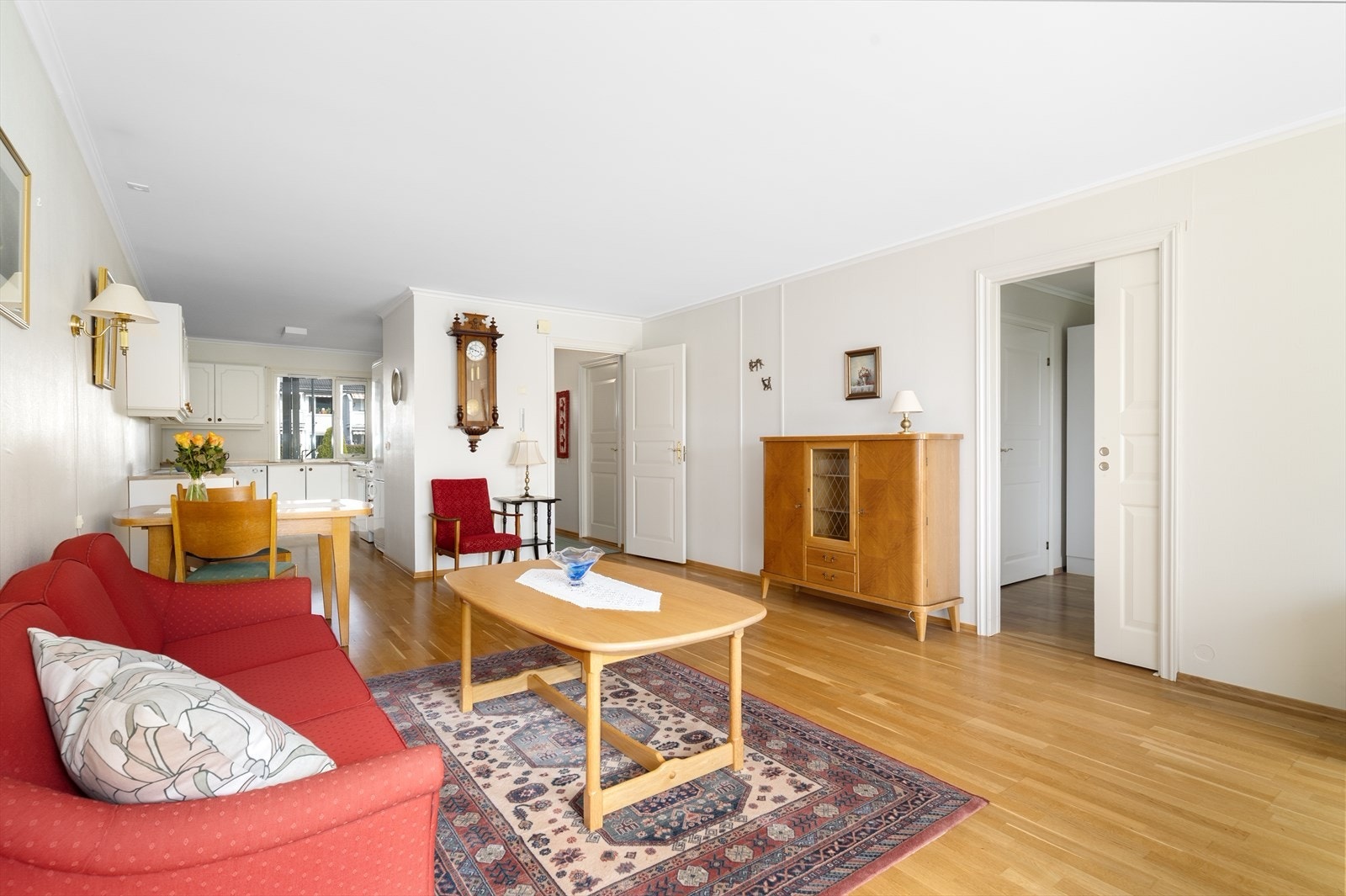 Stuen har god plass til både sofagruppe og spisebord. Galleribilde