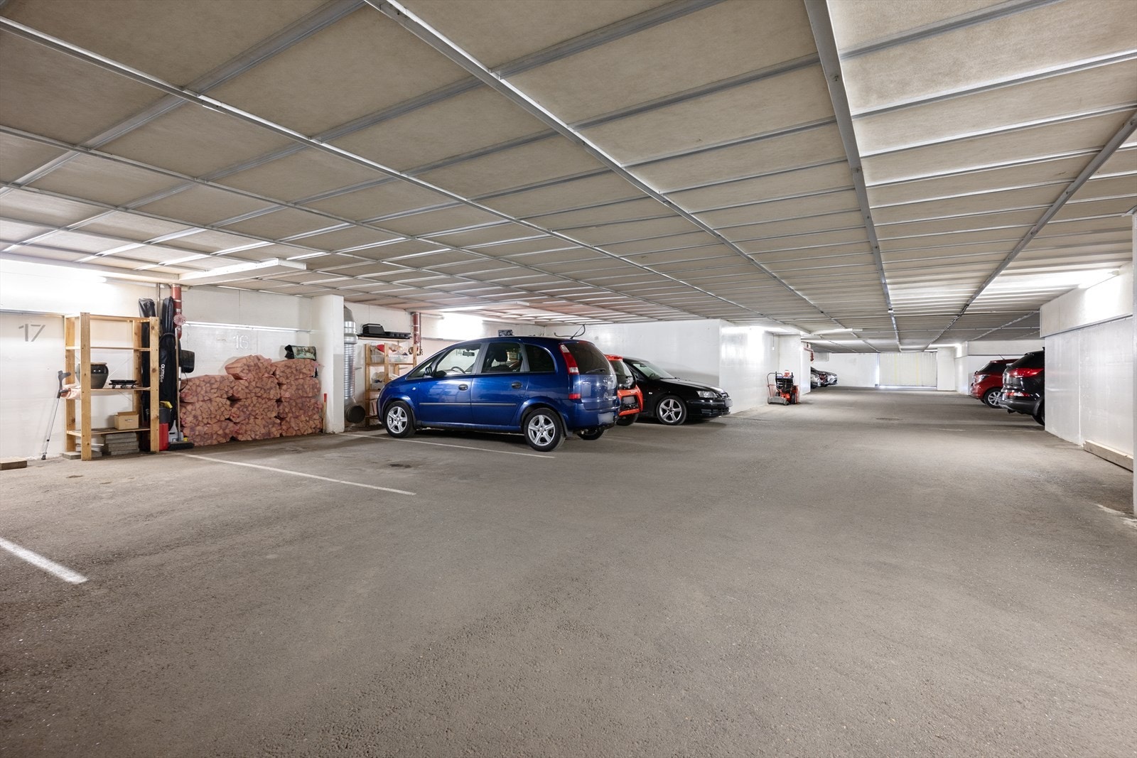 Det medfølger en egen parkeringsplass i felles, lukket garasjeanlegg. Galleribilde