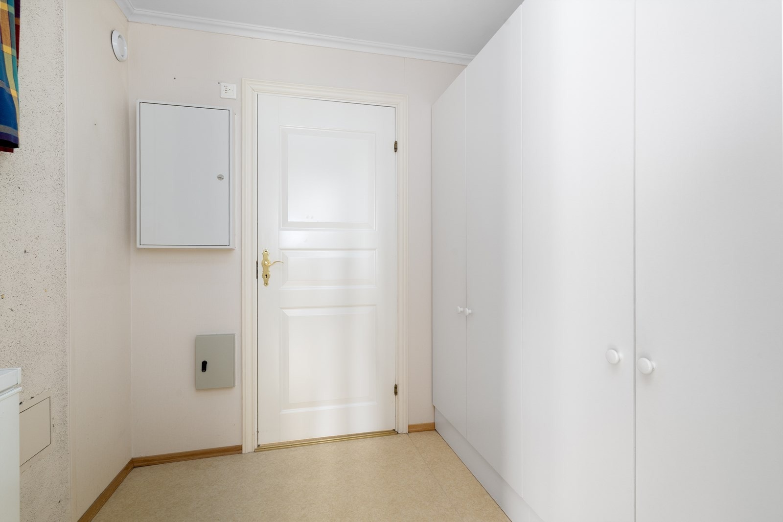 Entréen har god plass til garderobeløsninger og elektriske varmekabler i gulvet. Galleribilde