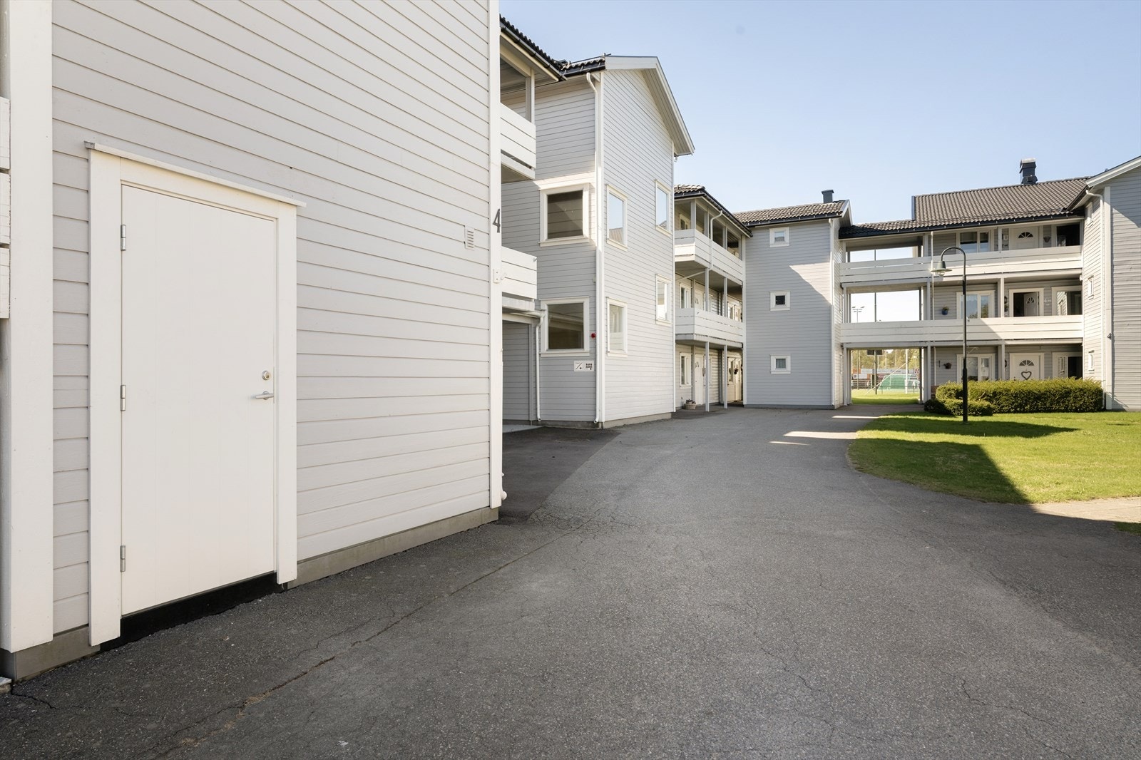Borettslaget har asfalterte fellesveier og gode parkeringsmuligheter. Galleribilde
