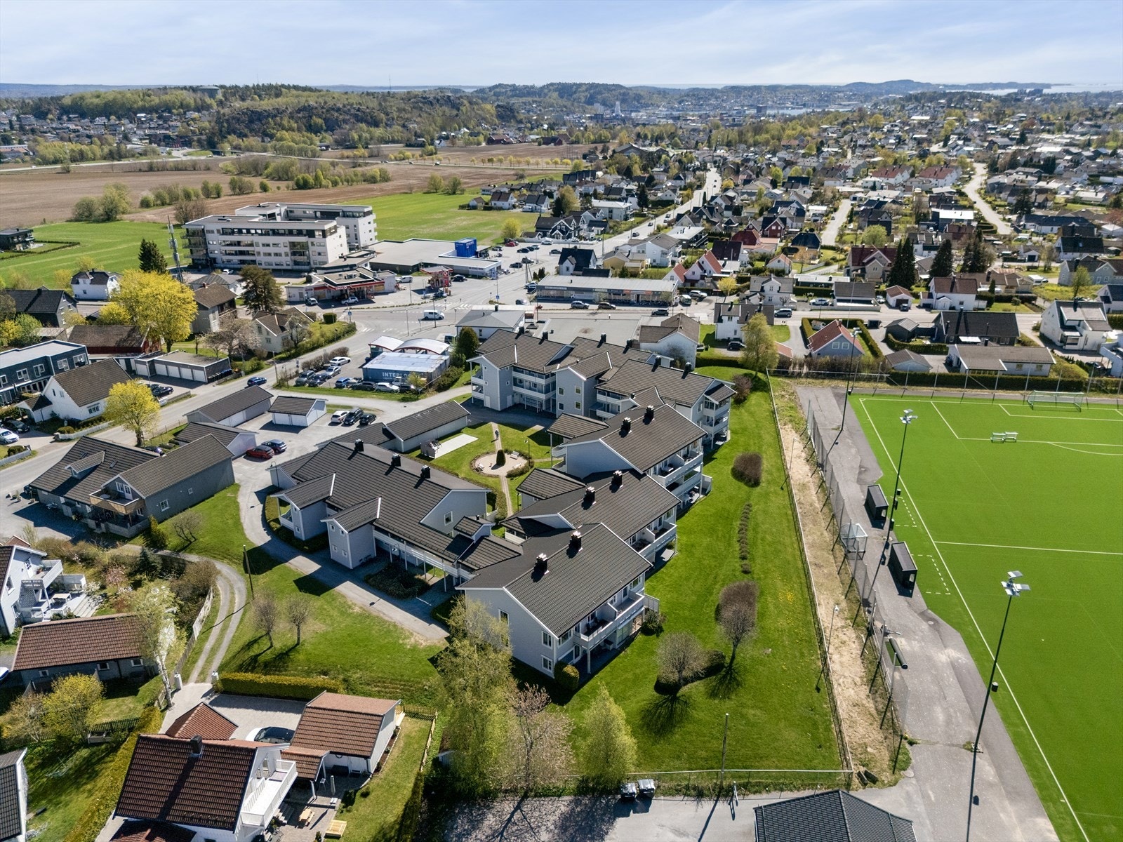 Rema 1000 med post i butikk ligger kun 3 minutters gange unna. Galleribilde