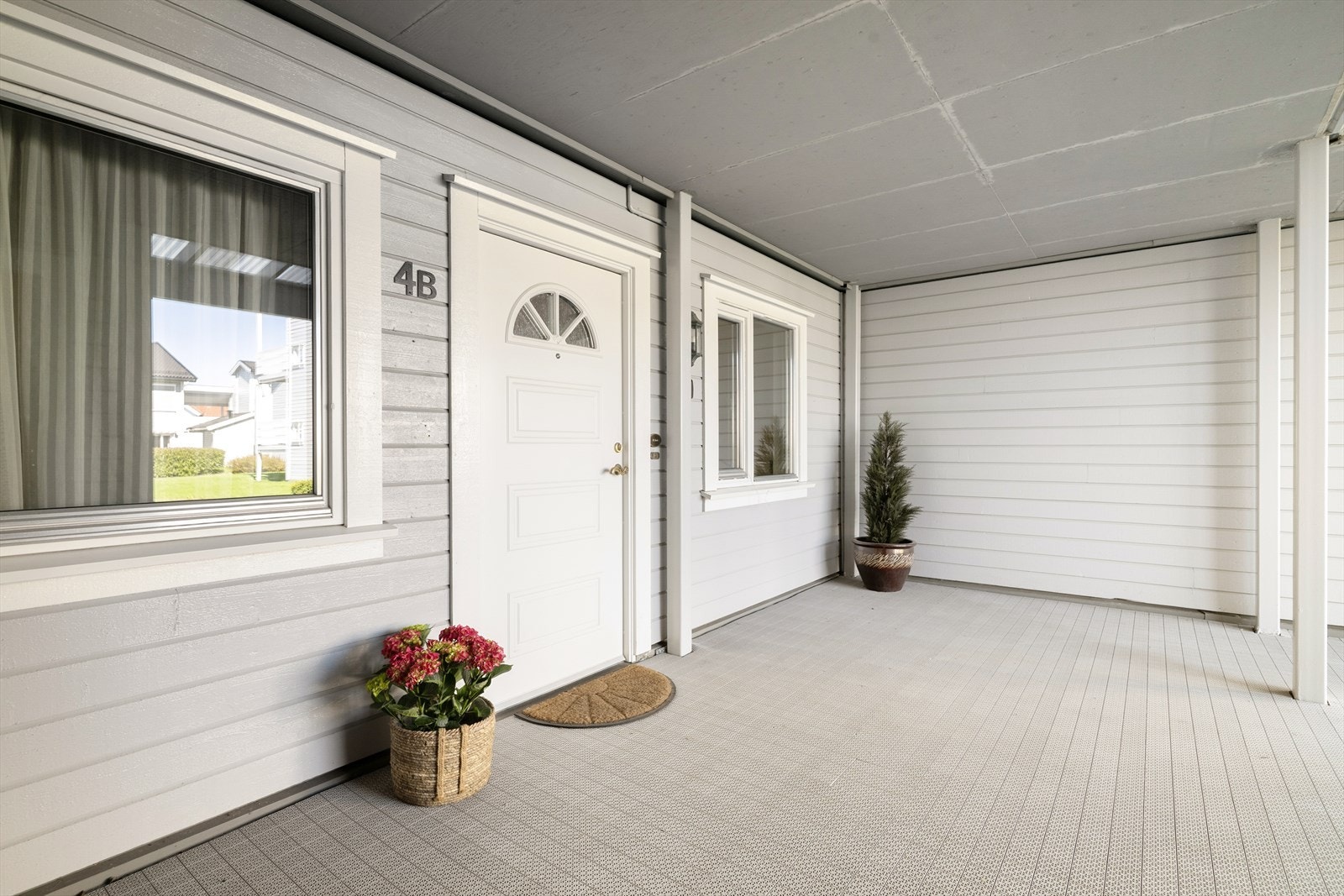 Leiligheten har en overbygd og skjermet inngang på bakkeplan. Galleribilde