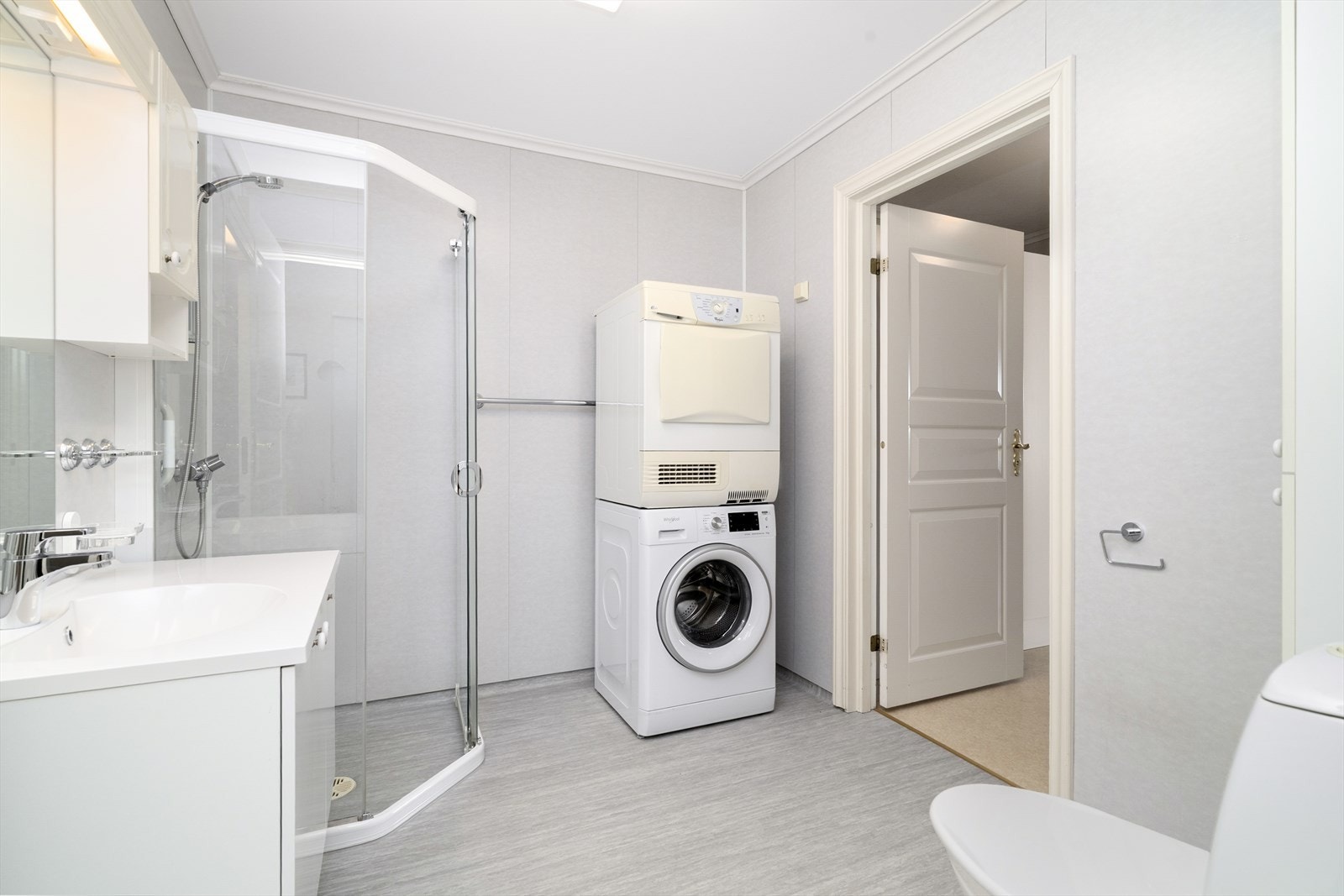 Badet har elektriske varmekabler i gulvet, dusjhjørne og opplegg for vaskemaskin. Galleribilde