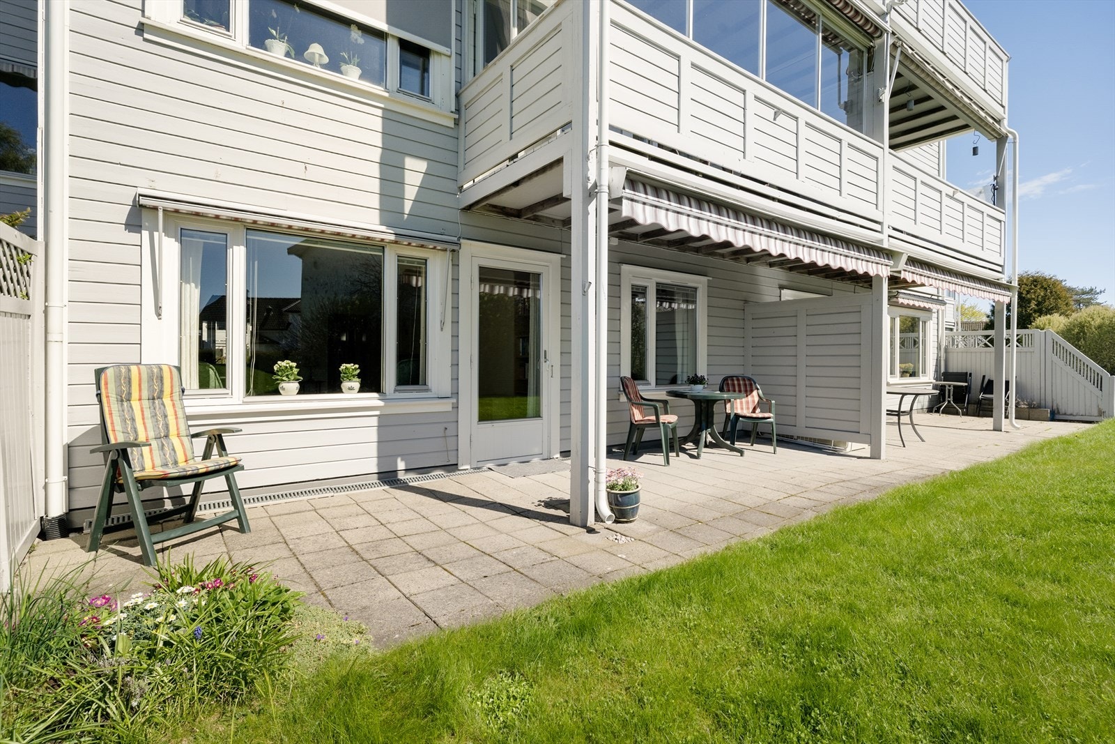 Terrassen har skillevegg mot naboleiligheten, som sikrer privatliv. Galleribilde