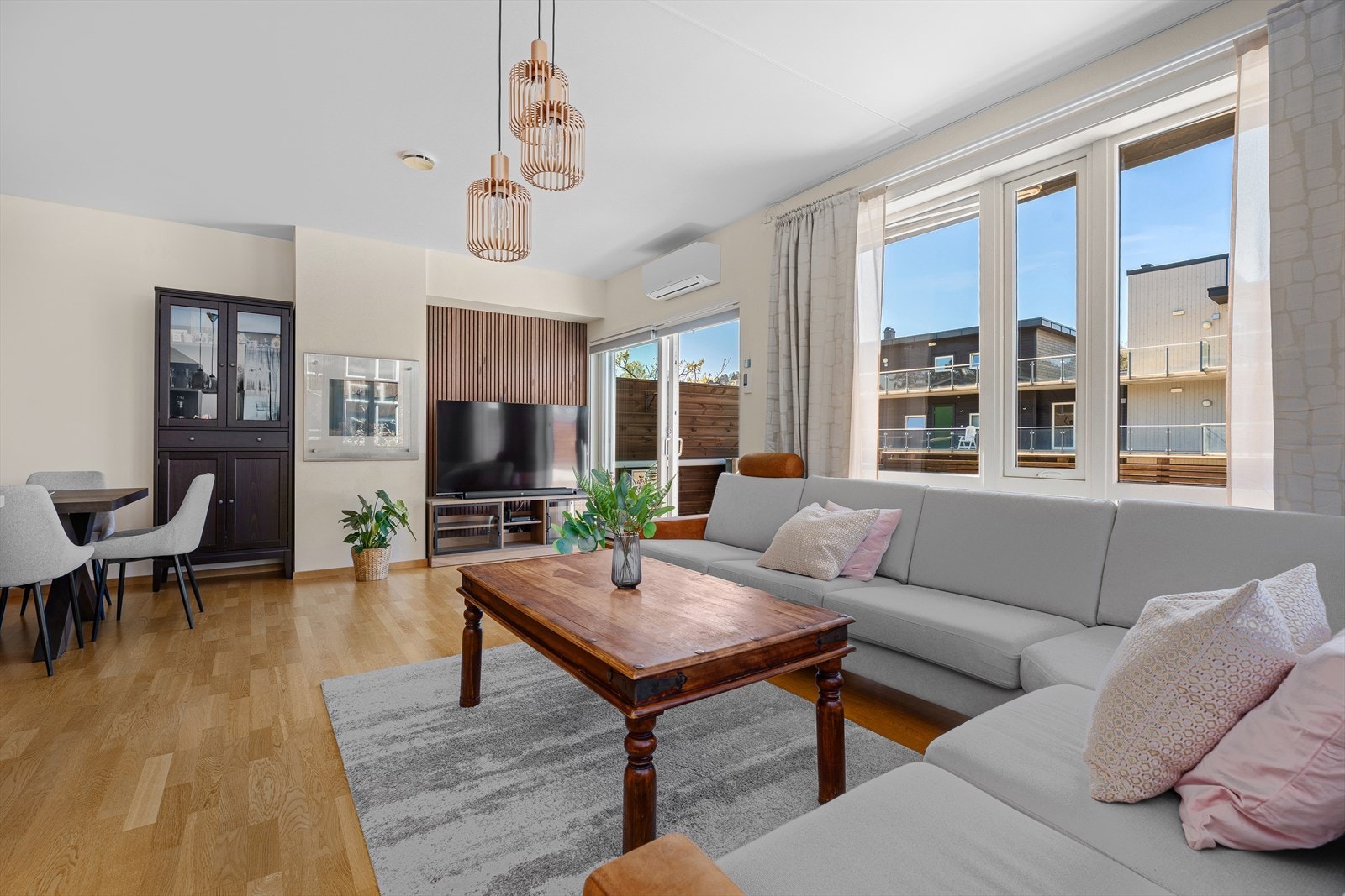 Via skyvedør er du enkelt på terrassen hvor du har plass til sittegruppe og grill om ønskelig. Galleribilde