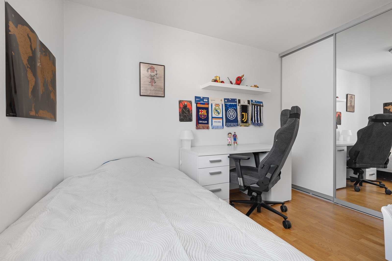 På dette soverommet er det satt inn en større skyvedørsgarderobe. På de opprinnelige tegningene er området der skyvedørsgarderoben står godkjent som bod. Galleribilde