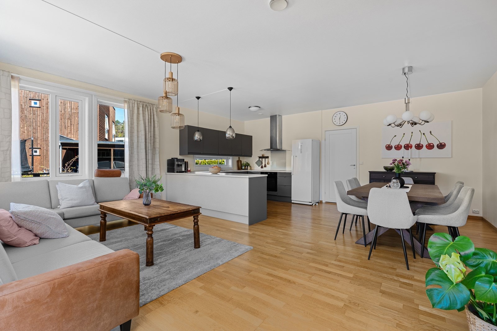 Store vindusflater sørger for rikelig med naturlig dagslys inn i rommet. Galleribilde