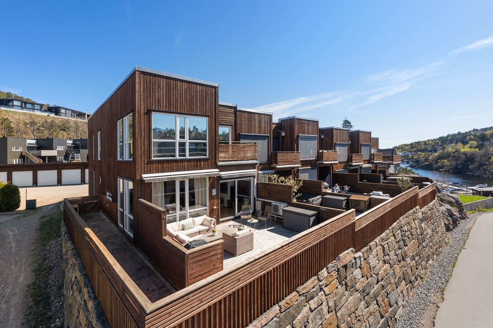Velkommen til et attraktivt beliggende og svært familievennlig enderekkehus på populære Justneshalvøya! Eidshaven 14 er presentert av Ina Andersen for Eiendomsmegler Norge. Galleribilde