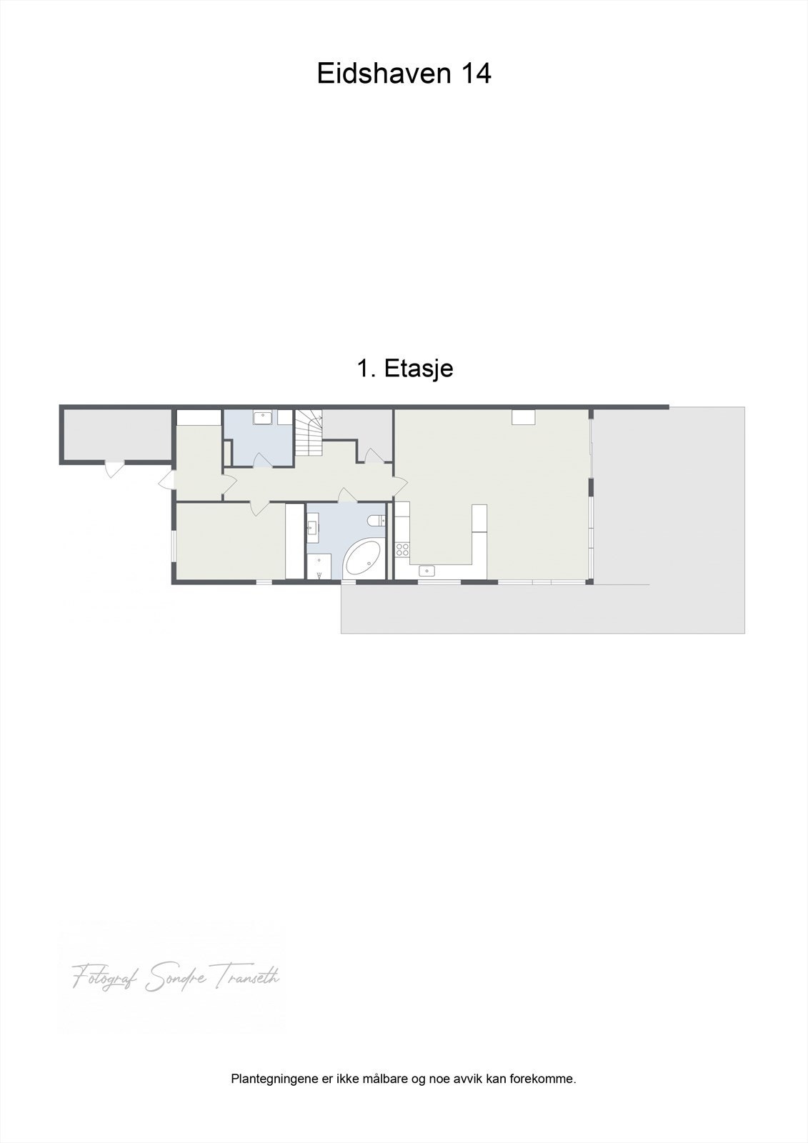 Planløsning 1.etg.: entre/vindfang, mellomgang, bad, soverom, vaskerom, samt en stor åpen stue/kjøkkenløsning med tilkomst til terrasse. Galleribilde