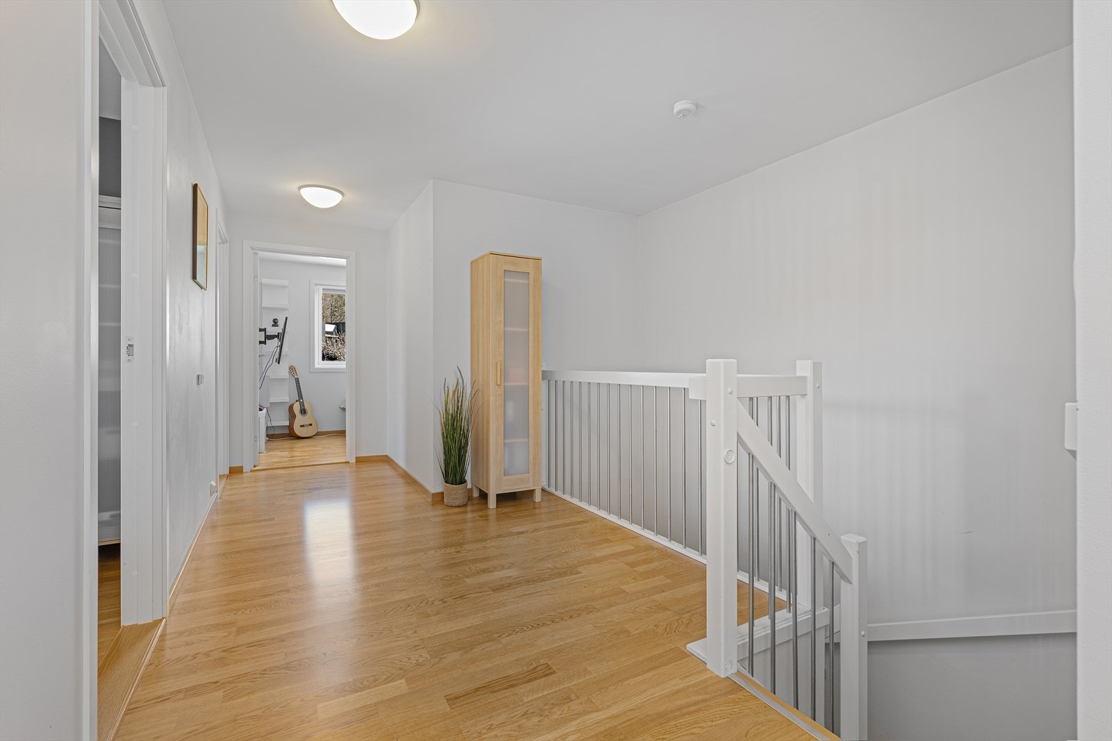 I boligens 2.etg. finner du hele 3 soverom, bad, samt en ekstra stue. Det er også en innvendig bod plassert i denne etasjen som kommer godt med! Galleribilde