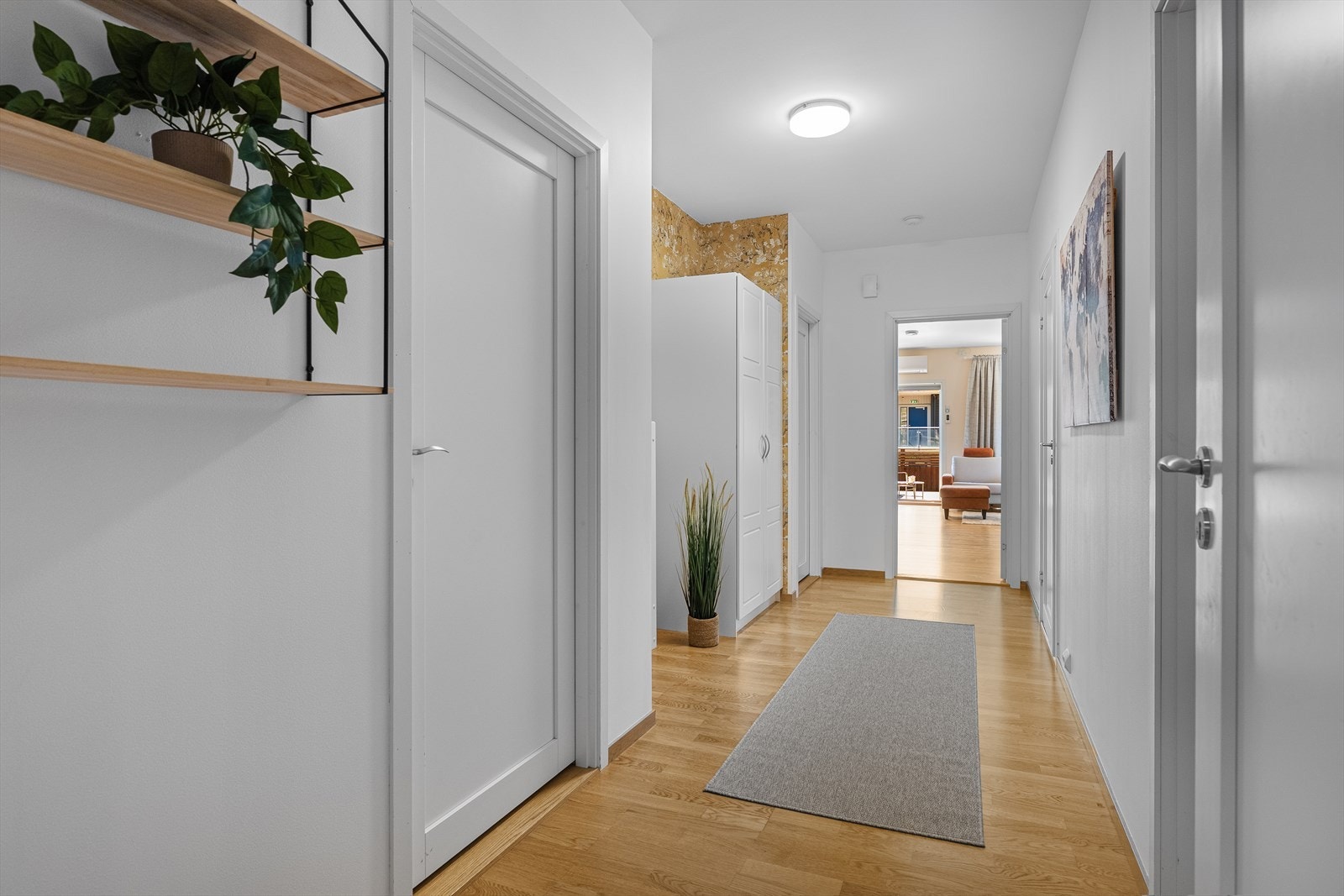 I entreen er det flislagt med varme i gulvet. Videre inn finner du en mellomgang hvor det er tilkomst til den åpne stue/kjøkkenløsningen, samt til innvendig bod, bad, soverom 1, og vaskerom. Galleribilde
