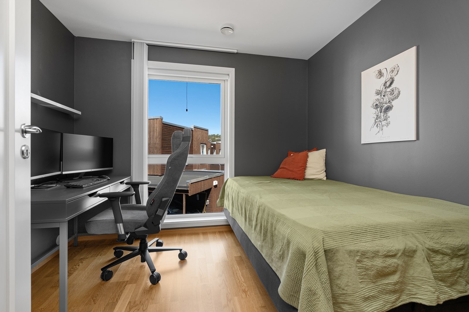 Soverom nr. 4 er som de andre soverommene av god størrelse med plass til seng og garderobeløsning om ønskelig. Galleribilde