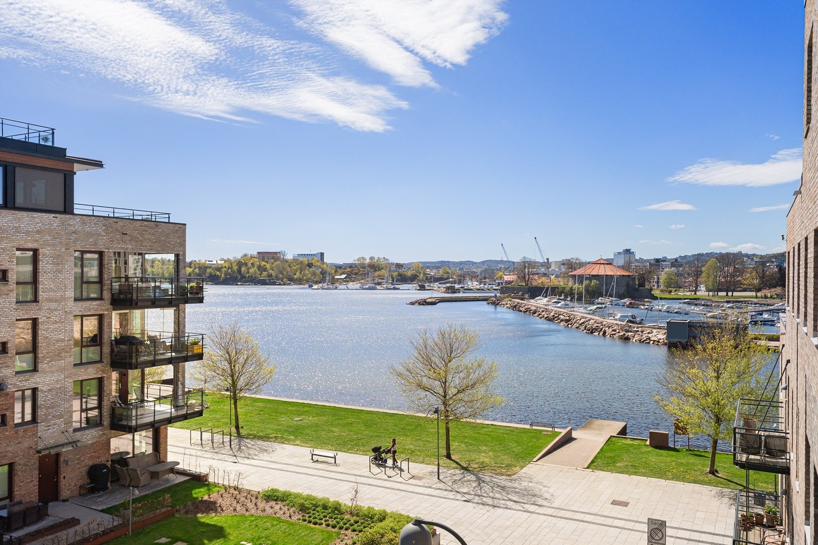 Fra balkongen kan du få med deg båttrafikken på sommerstid, rakettene på 17. mai og ellers det glitrende vannet når solen skinner på sitt beste. Galleribilde