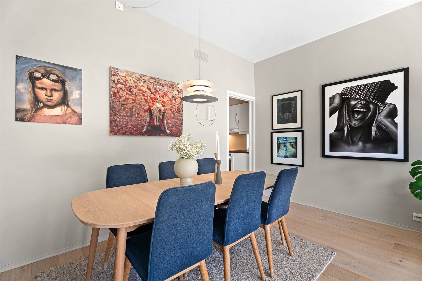 Her kan du trekke langbord og invitere på hyggelige selskaper og middager med plass til familie og venner. Galleribilde