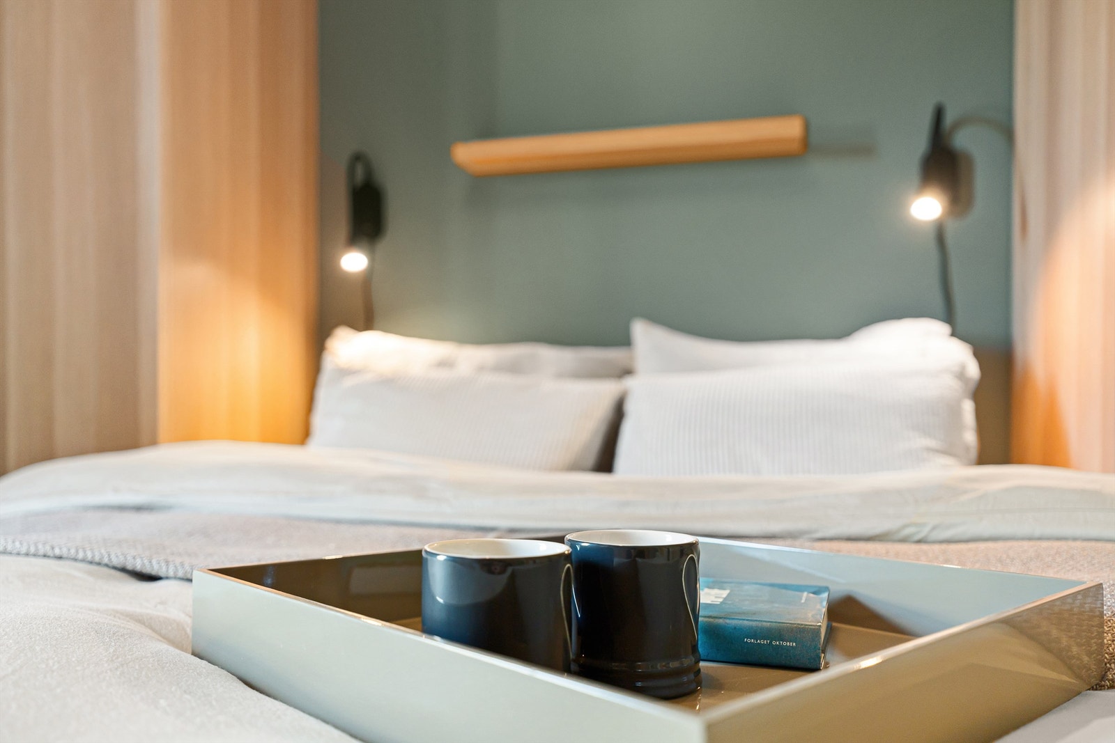 Her kan du nyte en morgenkaffe eller ta den med ut på balkongen som er i tilknytning til soverommet. Galleribilde