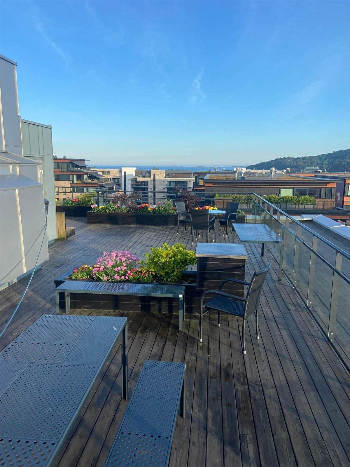 Sameiet har en felles takterrasse som kan benyttes fritt av beboere. Terrassen har flere hyggelige sitteplasser. (Selgers bilde) Galleribilde