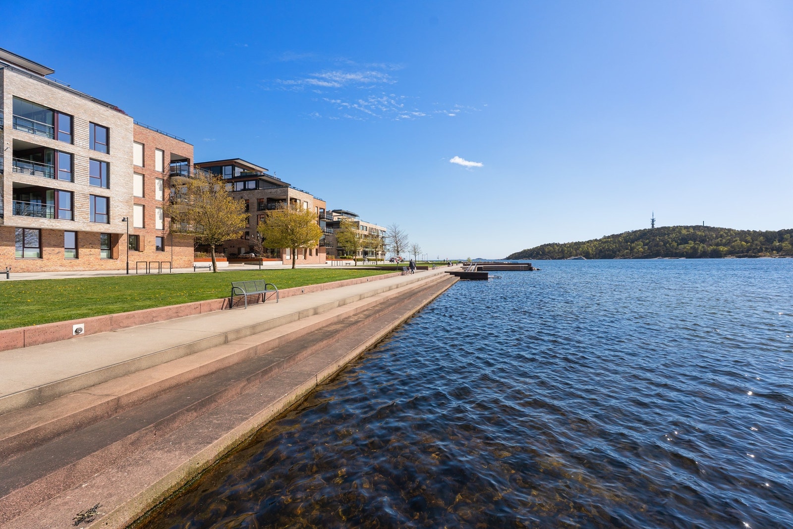 Sjøen finner du i tøffelavstand fra boligen og her er det mulighet til ett forfriskende morgenbad. Galleribilde