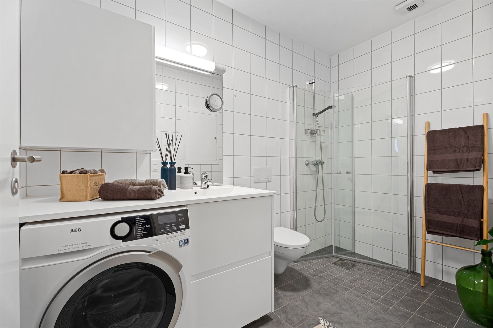 Badet er flislagt og har en større dusjnisje med innfellbare dører. Galleribilde