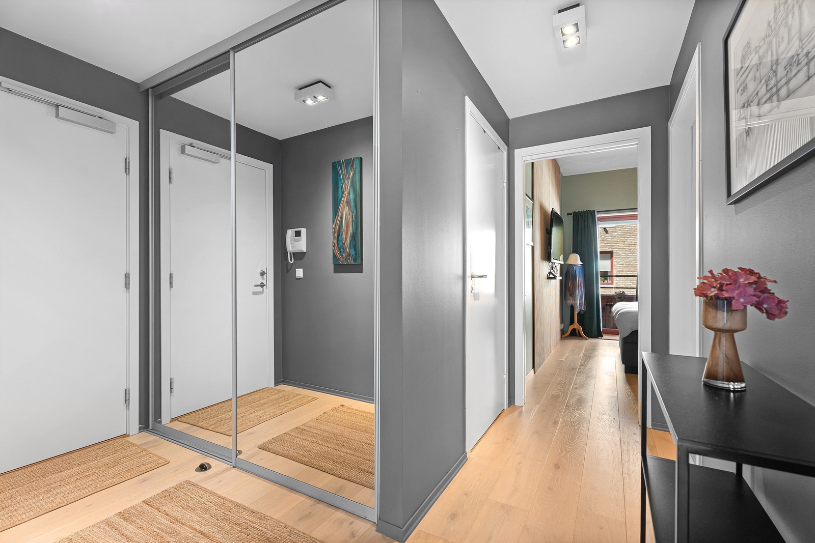 Videre i gangen finner vi inngang til boligens hovedsoverom, bad og bod. Galleribilde