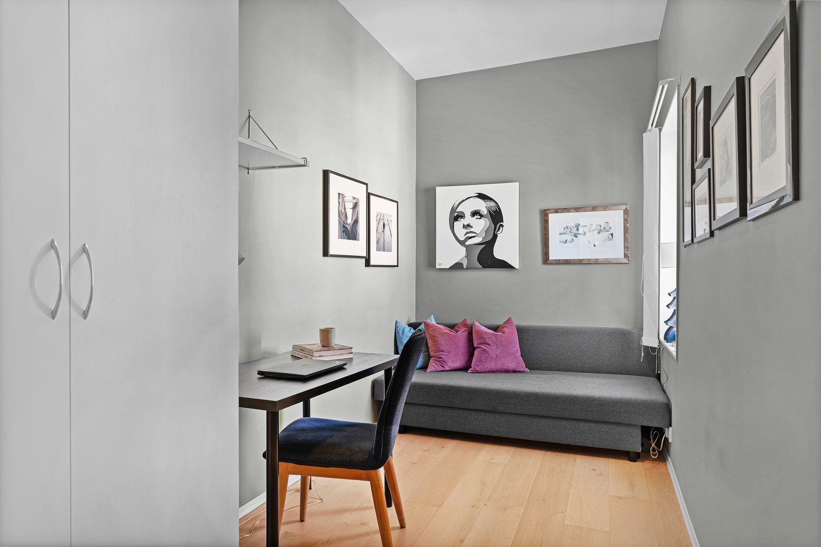 Nåværende eier har innredet rommet til gjesterom med sovesofa, hjemmekontor og garderobeskap. Galleribilde