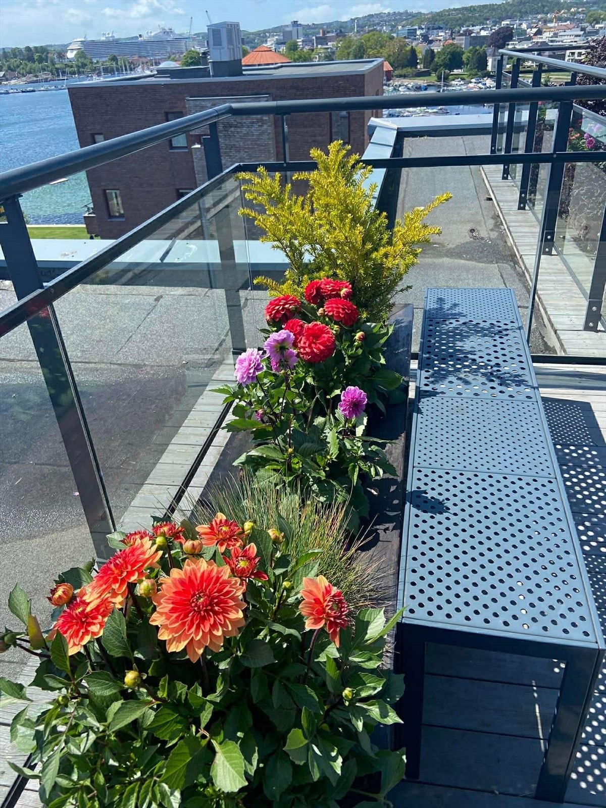Terrassen har flott utsikt og gode solforhold (selgers bilde). Galleribilde