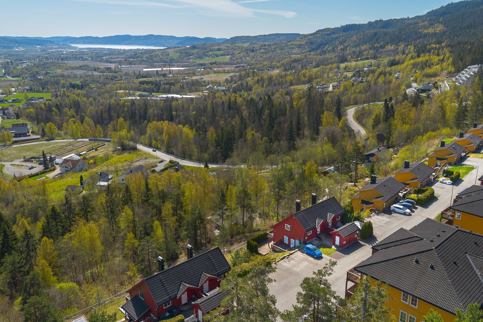 Ved å benytte bil fra boligen tar det ca. 10 min til Lierbyen, 20 min til Drammen, 20 min til Sylling, 40 min til Oslo og 70 min til Oslo lufthavn. Galleribilde