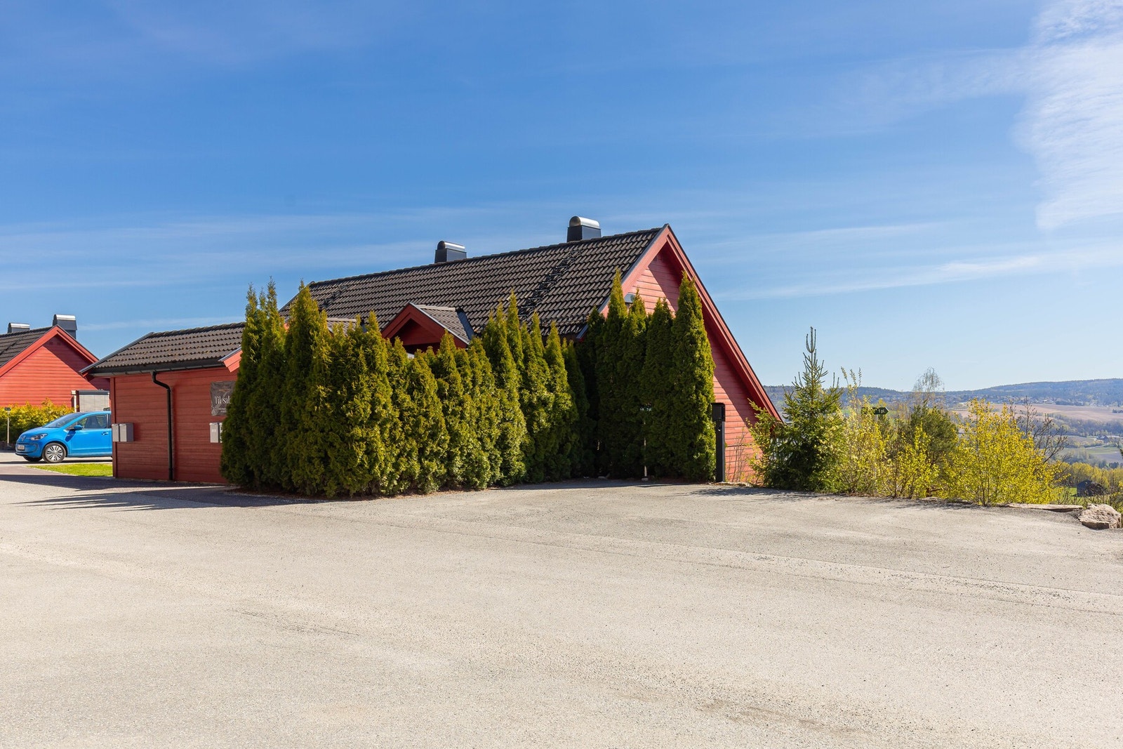 Parkering på asfaltert gårdsplass. Galleribilde