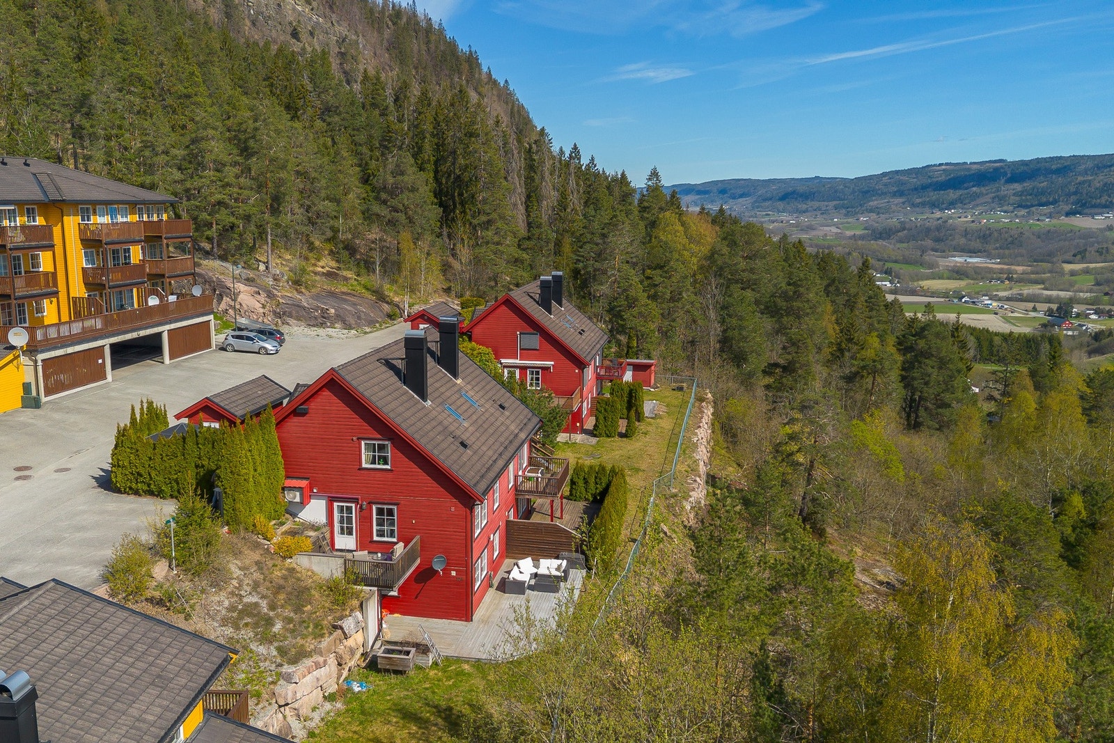 Leiligheten har umiddelbar nærhet til Finnemarka - et flott skogsområde med meget gode tur-, fiske- og bademuligheter. Galleribilde