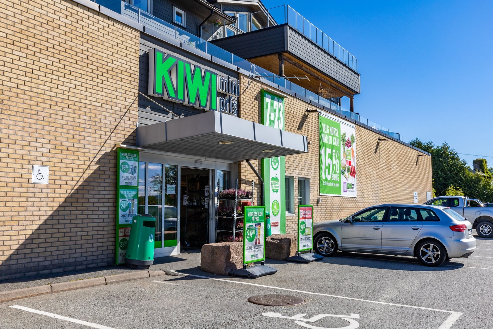 Dagligvarehandelen kan gjøres på Rema 1000, Kiwi og Extra. Galleribilde