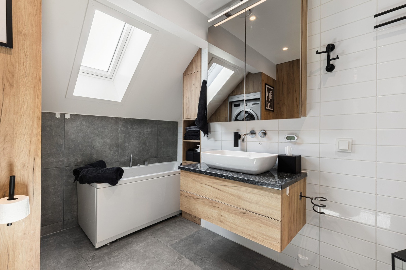 Badet er oppgradert i 2020 og fremstår moderne med delikate materialvalg. Galleribilde