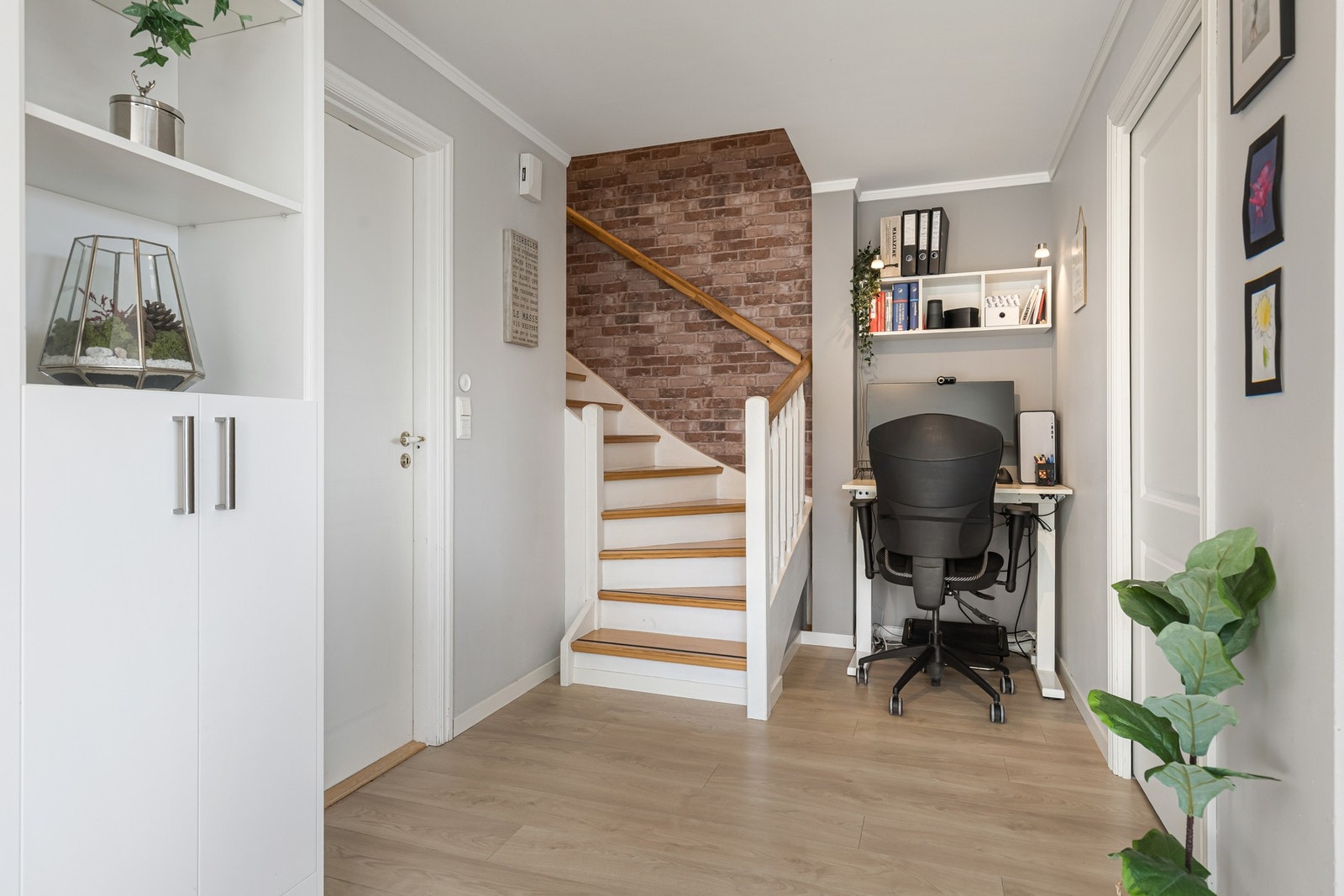 Ved siden av trappa i hovedetasjen er det plass til hjemmekontor. Galleribilde