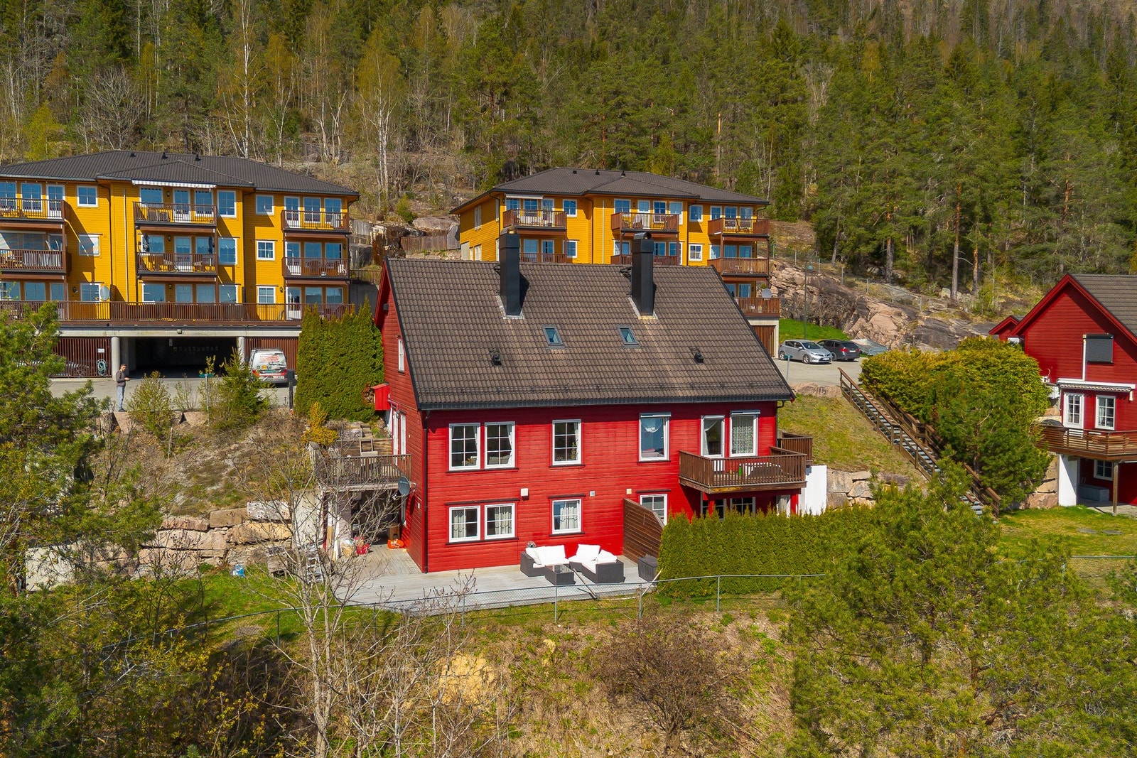 Leiligheten ligger høyt til i et landlig og rolig boligområde på Egge i Lier kommune. Galleribilde