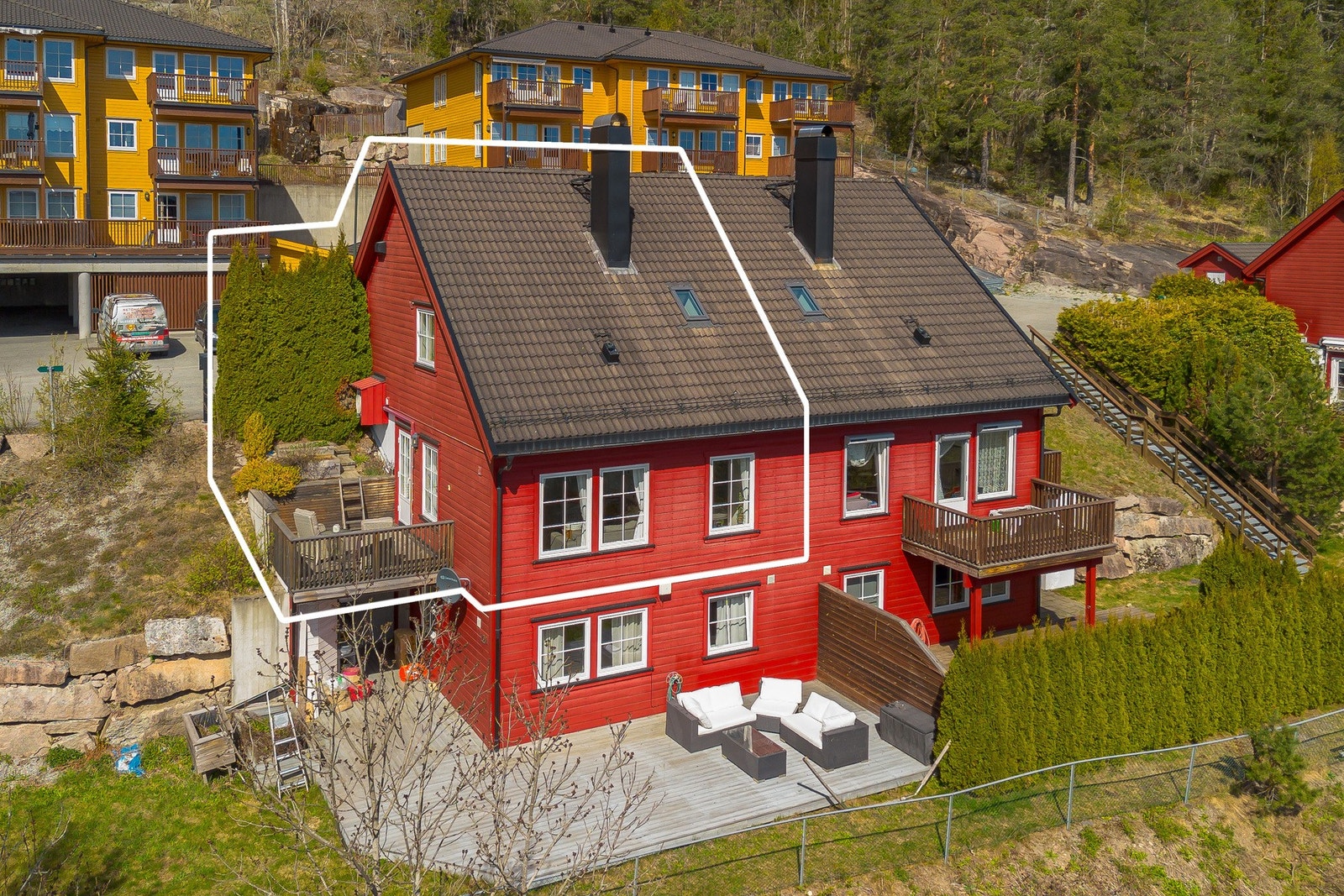 PrivatMegleren v/ Vetle Haug Kristensen har gleden av å presentere denne attraktive og gjennomførte leiligheten over 2 plan med 3 soverom, panoramautsikt og nærhet til marka! Galleribilde