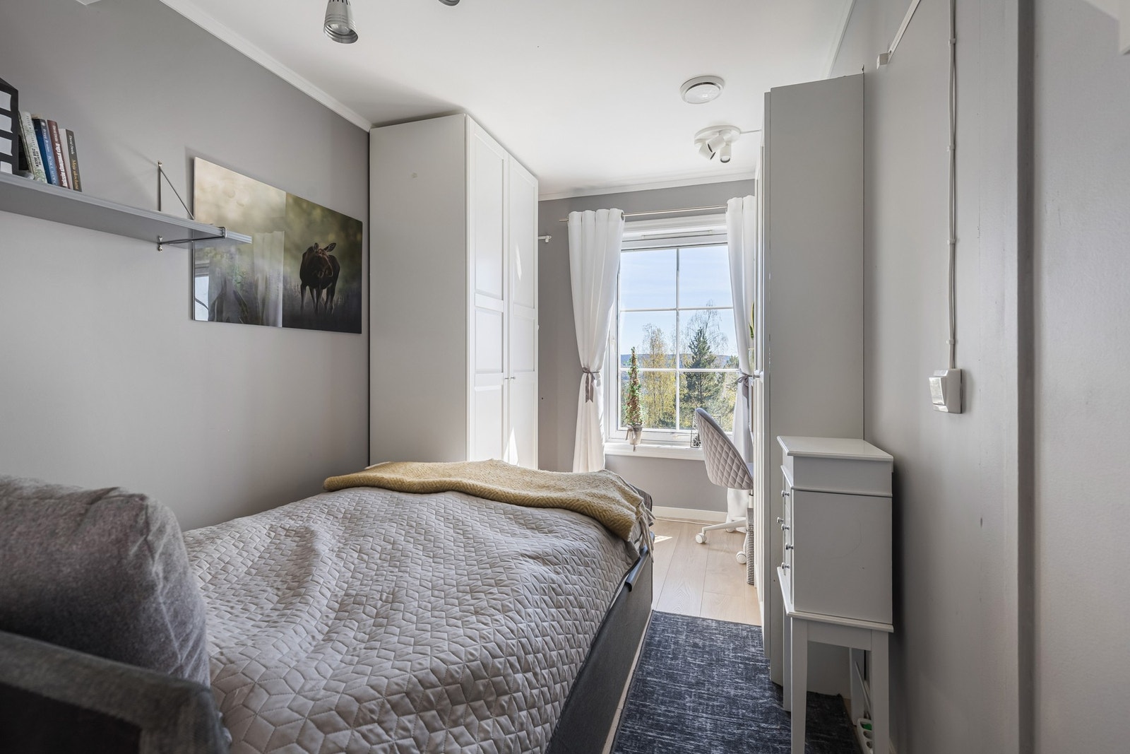 Fra soverommet i hovedetasjen kan man våkne opp til panoramautsikt ut over de grønne engene. Galleribilde