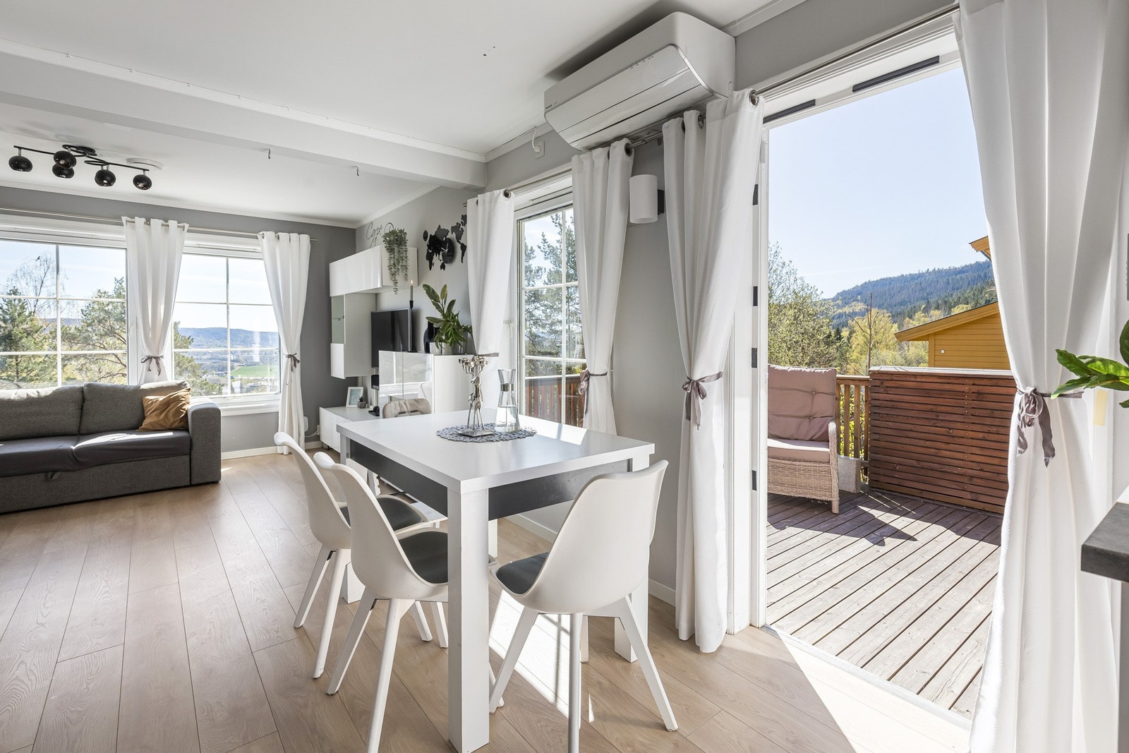 Fra stuen er det utgang til terrasse, som gir en fin forlengelse av oppholdsarealet. Galleribilde